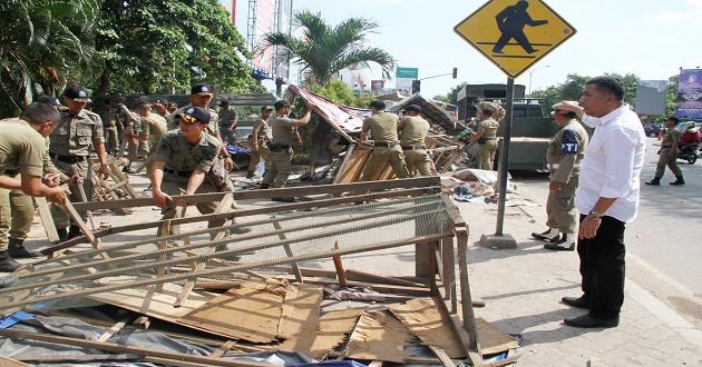 Satpol PP Bongkar Lapak PKL di Mukakuning